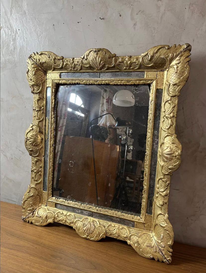 Espejo de pared de madera dorada de la época Luis XV del siglo XVIII en venta 1