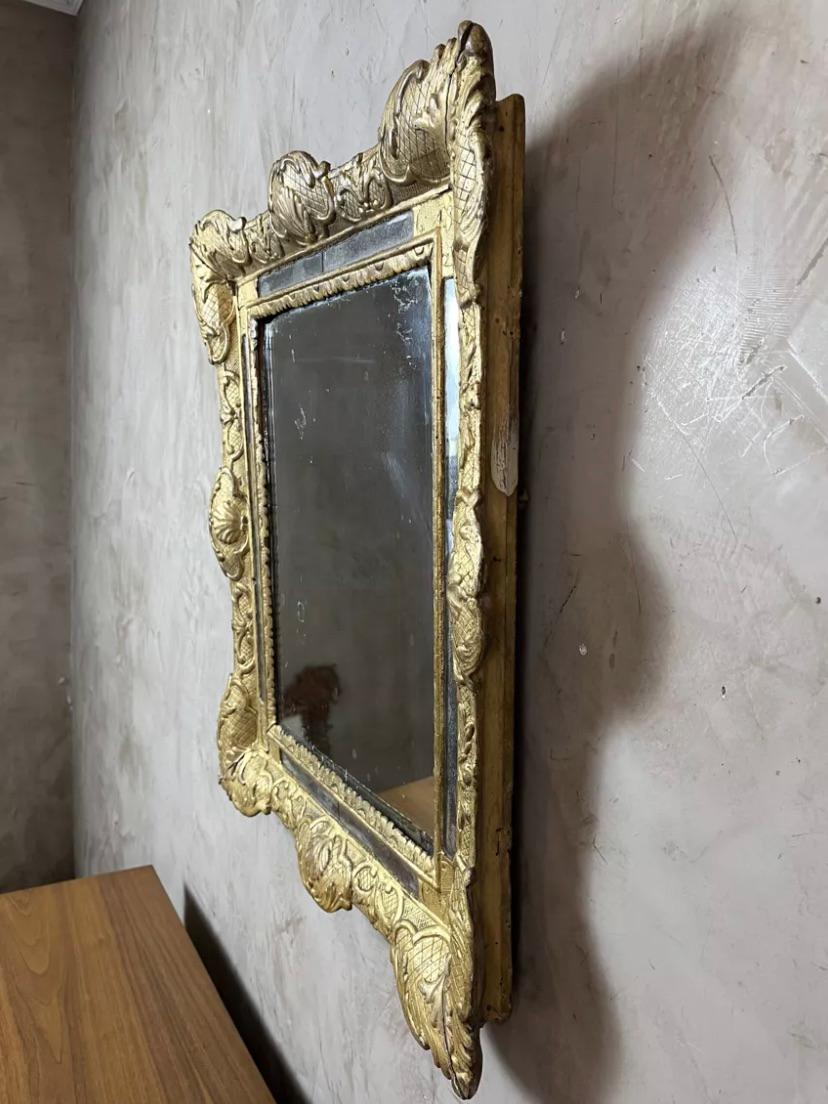 Espejo de pared de madera dorada de la época Luis XV del siglo XVIII en venta 3