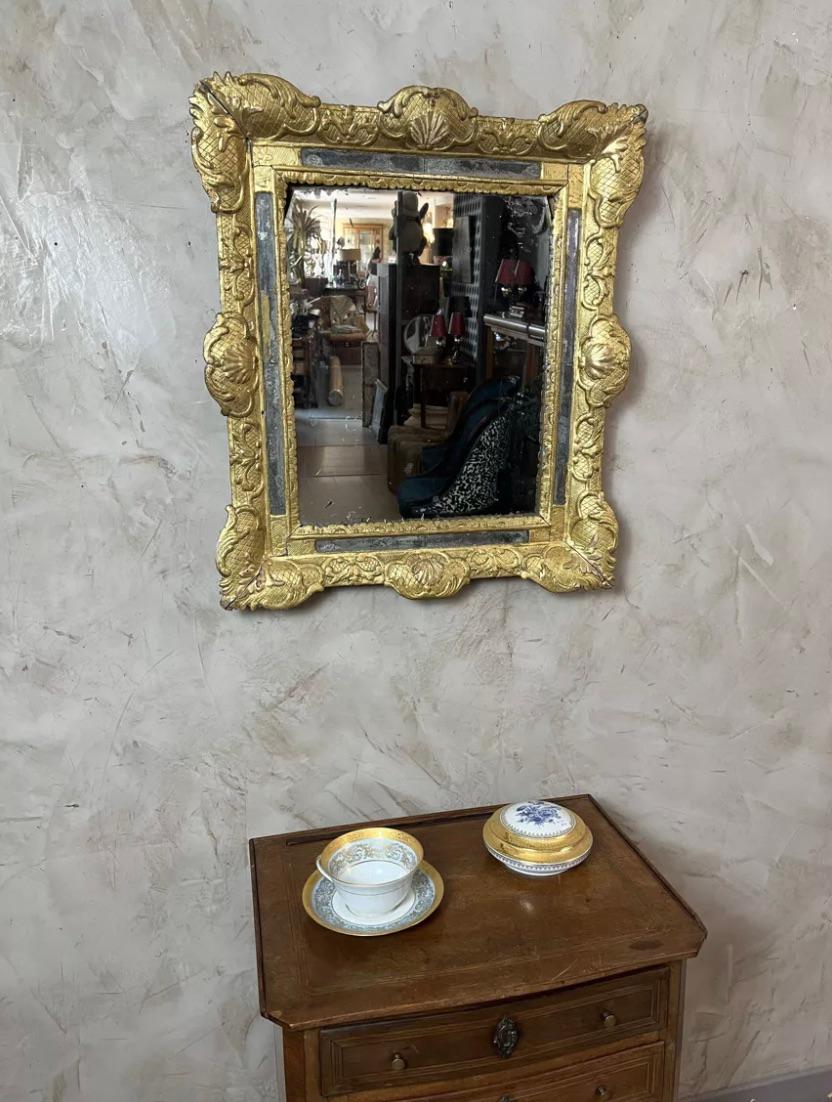 Espejo de pared de madera dorada de la época Luis XV del siglo XVIII en venta 5