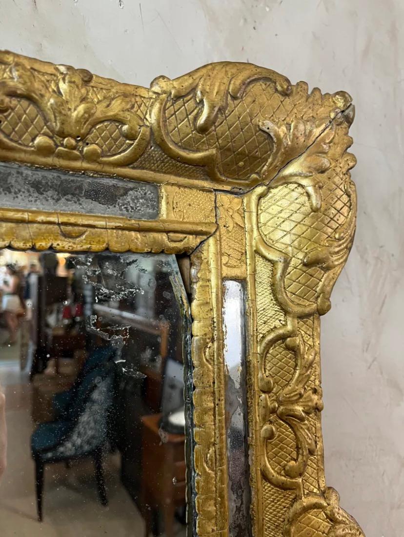 Espejo de pared de madera dorada de la época Luis XV del siglo XVIII en venta 6