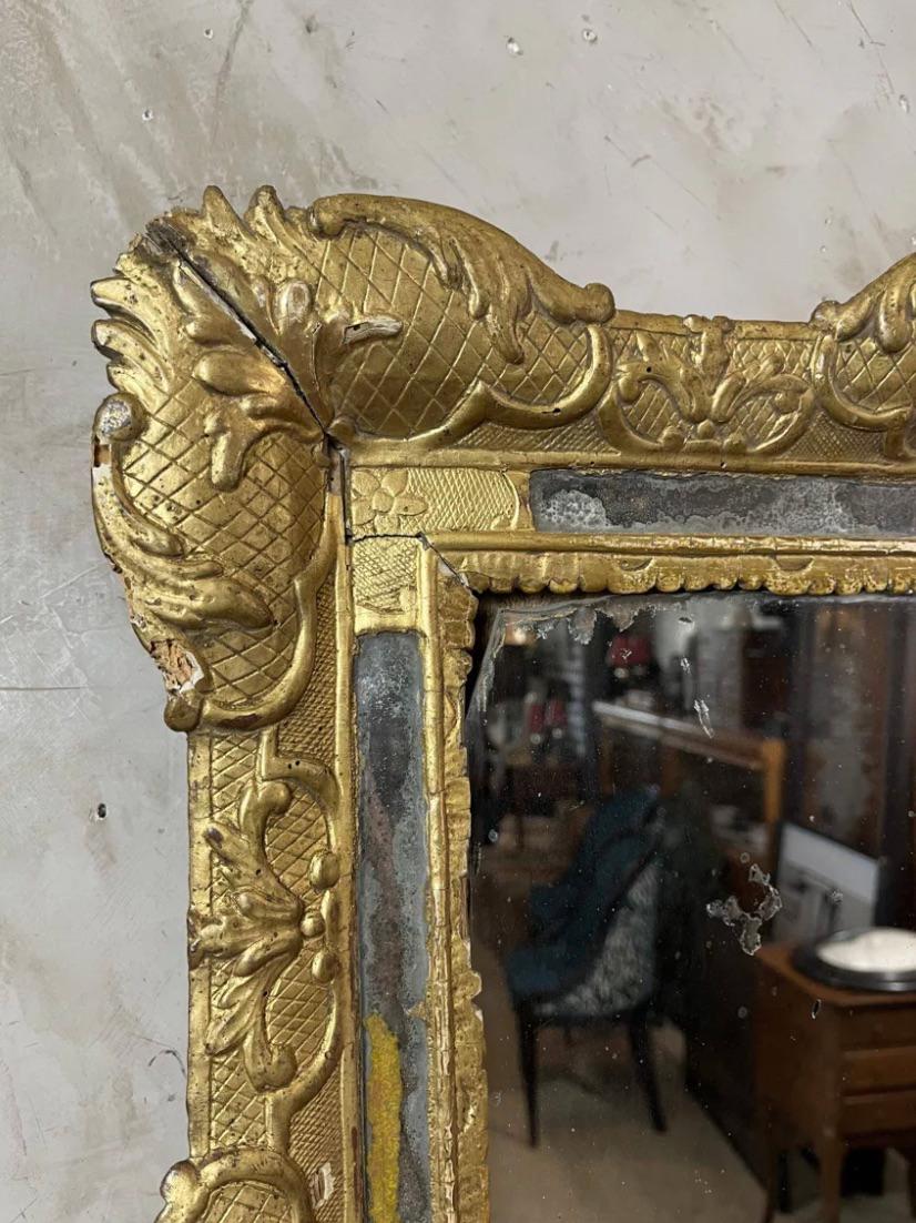 Espejo de pared de madera dorada de la época Luis XV del siglo XVIII en venta 4