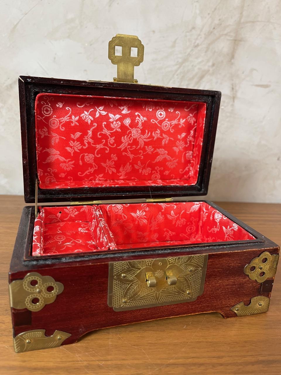 20ème siècle Français Art Deco Mahogany Jewelry Boxe, 1930s en vente 11