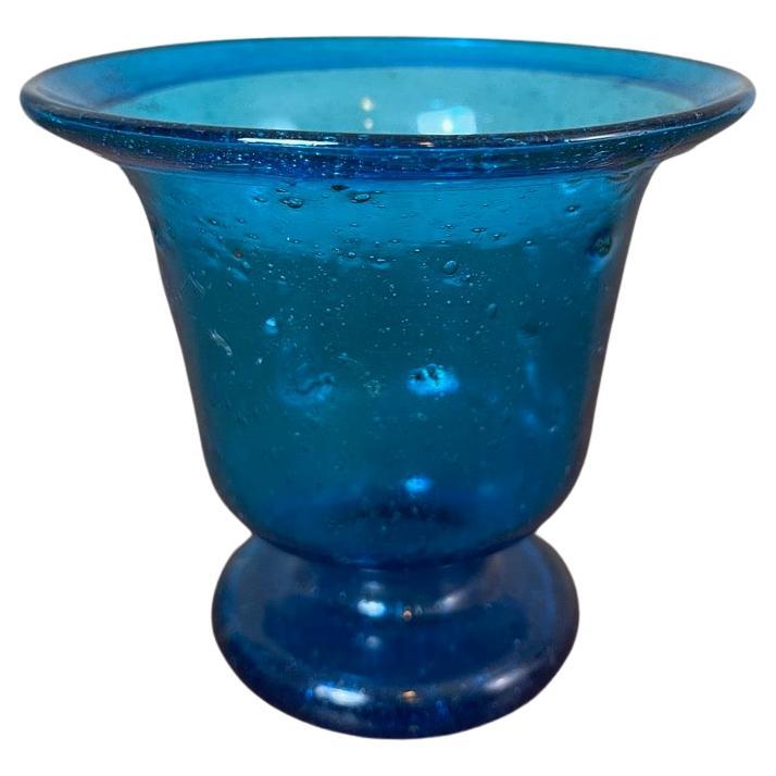 Vaso in vetro soffiato blu stile Biot del XX secolo, anni '20