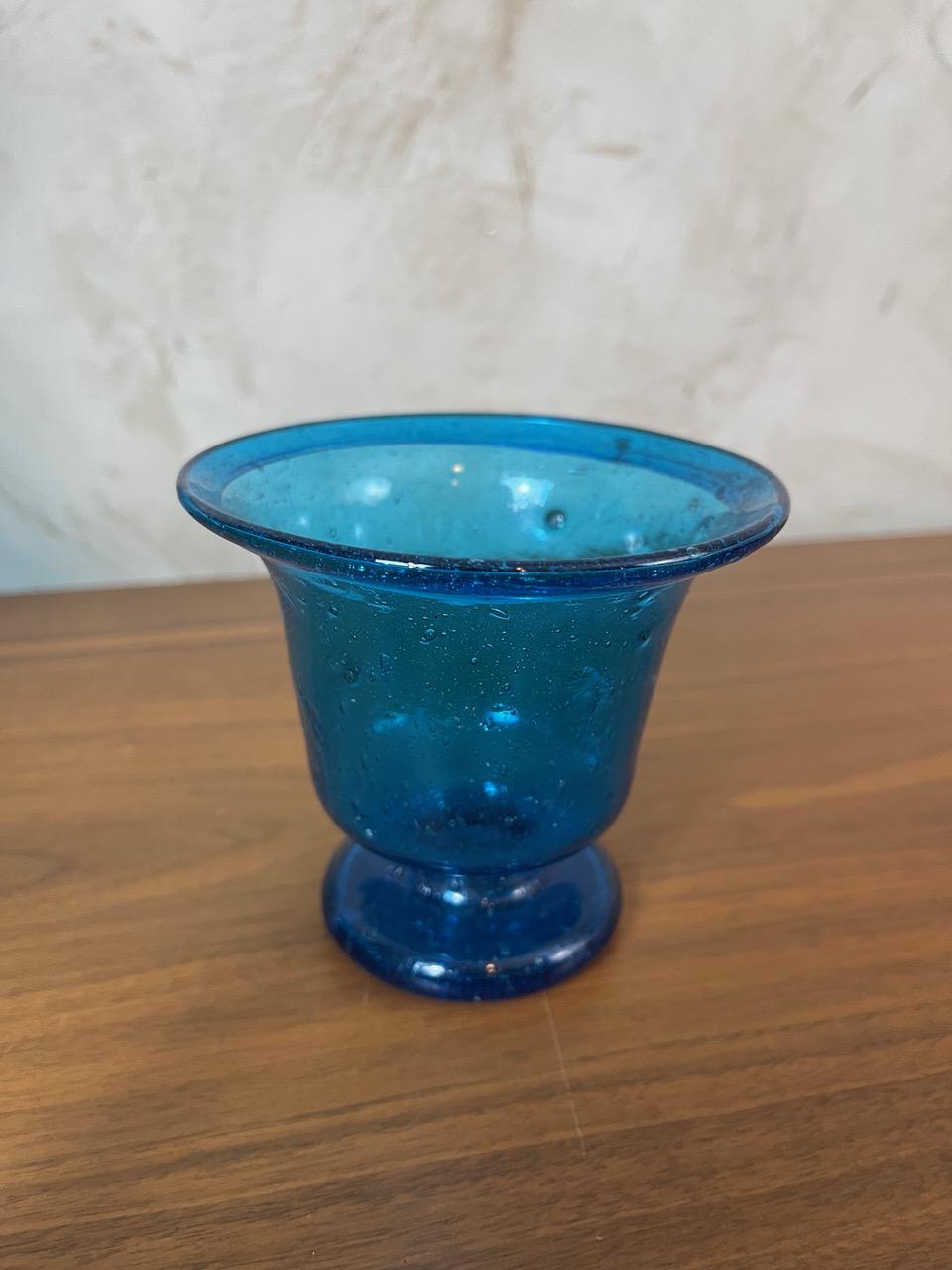 Francese Vaso in vetro soffiato blu stile Biot del XX secolo, anni '20 in vendita