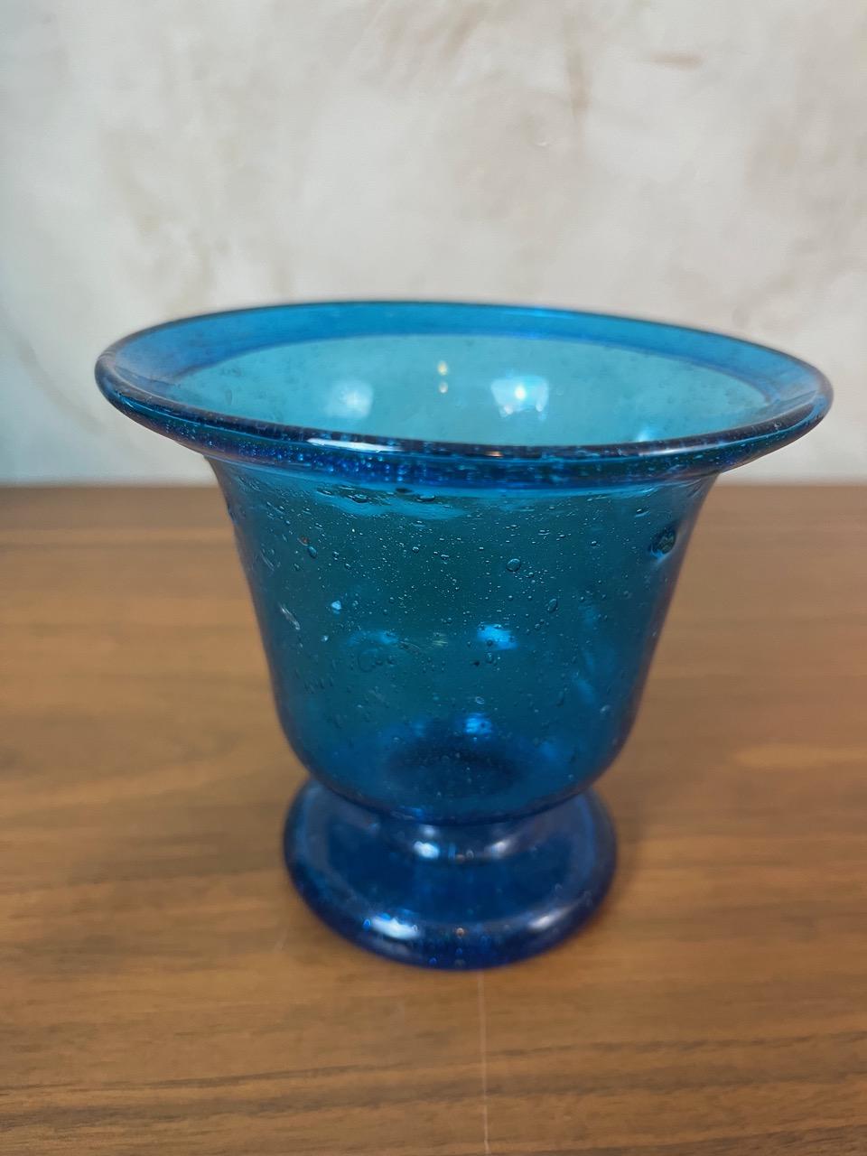 Vetro soffiato Vaso in vetro soffiato blu stile Biot del XX secolo, anni '20 in vendita