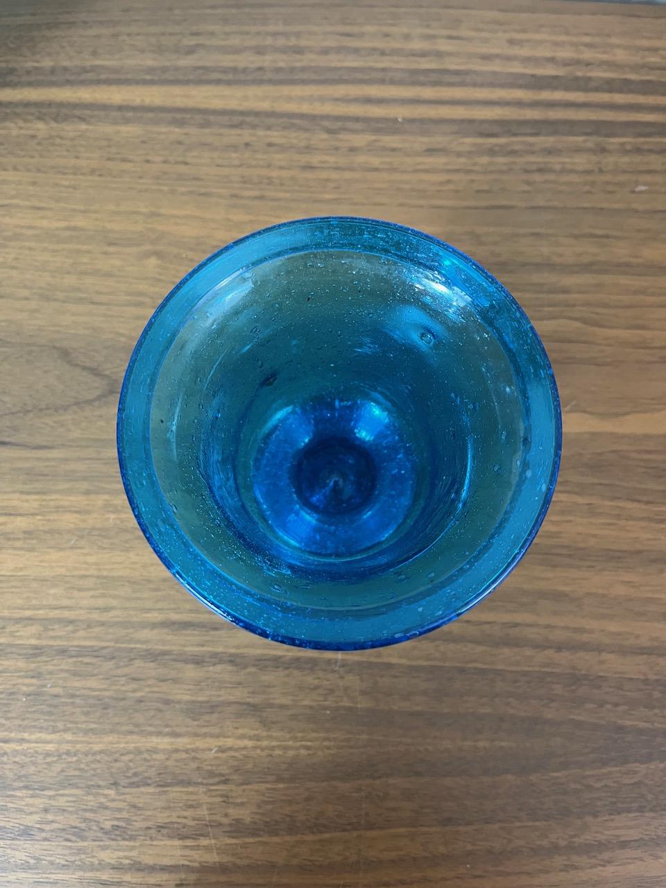 Inizio XX secolo Vaso in vetro soffiato blu stile Biot del XX secolo, anni '20 in vendita