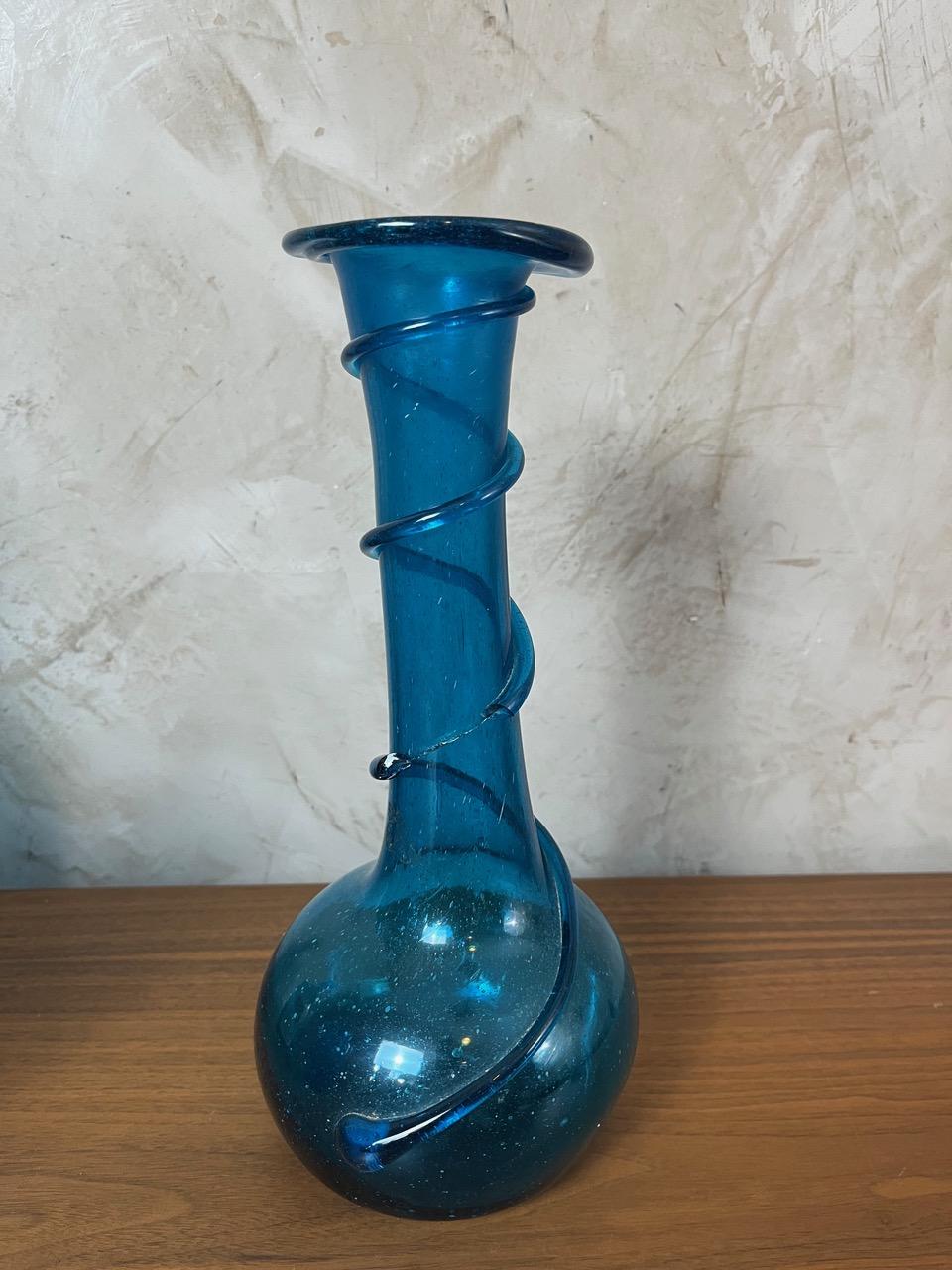 Vaso in vetro soffiato blu vorticoso in stile Biot. Il suo colore blu vibrante e il design a spirale in rilievo lo rendono un pezzo decorativo di grande effetto. Lievi danni alla spirale (vedi foto).