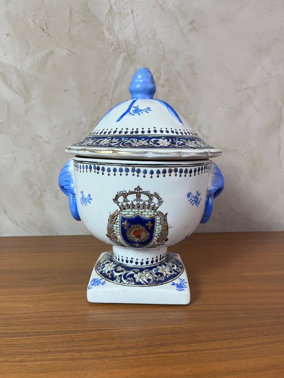 Jarre en porcelaine ornée d'un écusson royal 