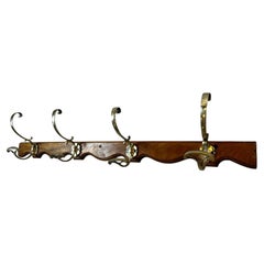 Perchero de pared antiguo de madera y latón, de alrededor de 1900