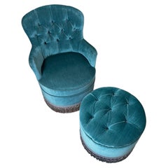 Style français du milieu du siècle, fauteuil « slipper » en velours bleu et pouf assorti, années 1950