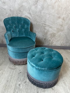 Style français du milieu du siècle, fauteuil « slipper » en velours bleu et pouf assorti, années 1950