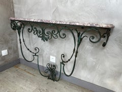 Consola de hierro forjado de estilo Luis XV con tablero de mármol Griotte, década de 1950