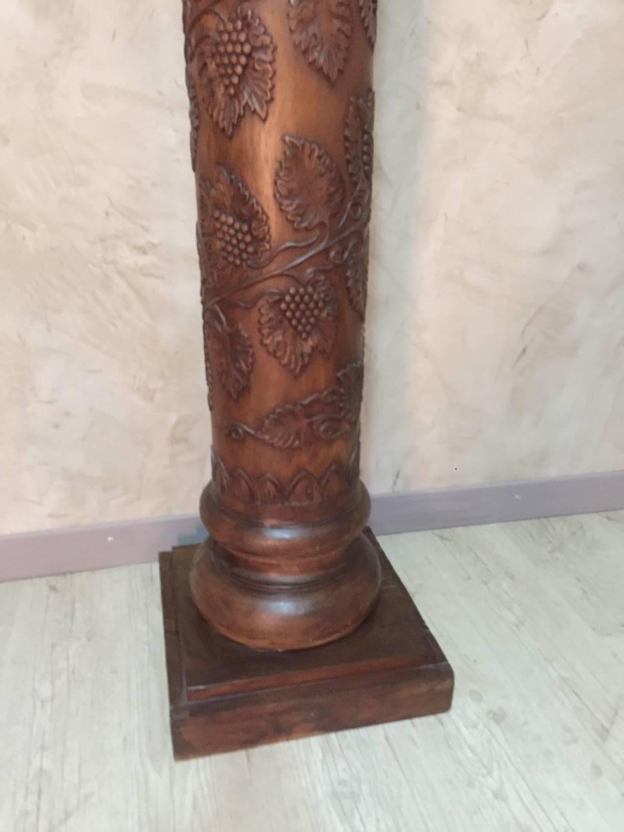 Early 20th Century Pair of Carved Wood Column with Wine Grapes and Vine Leaves In Good Condition In LEGNY, FR