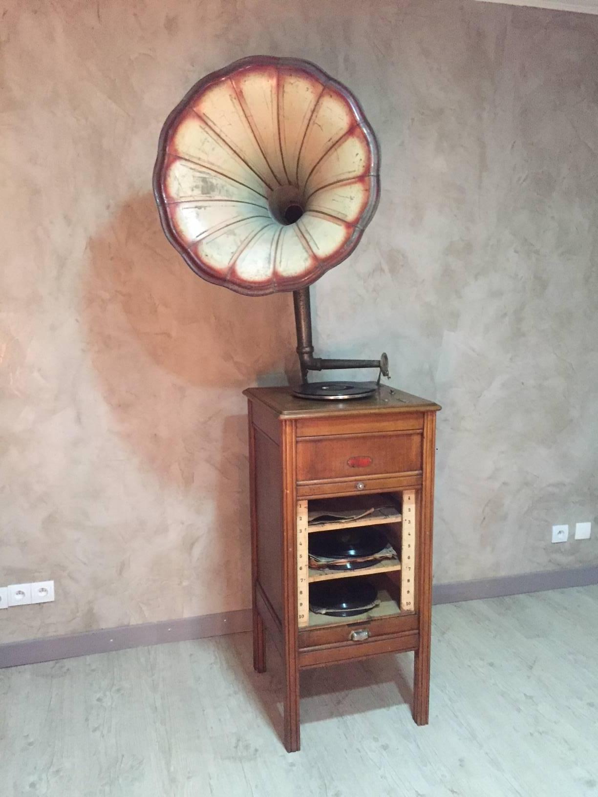 French Walnut Working Gramophone with Original Painting Pavilion, 1920s In Good Condition In LEGNY, FR