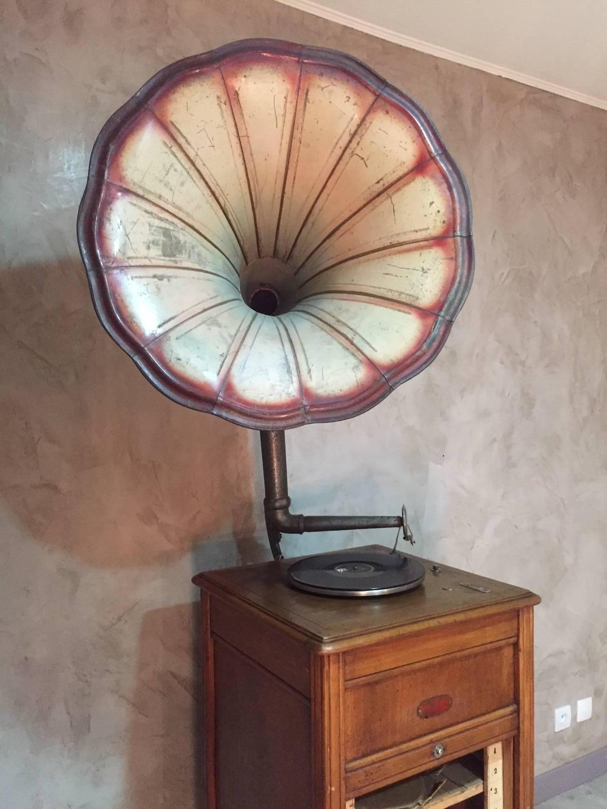 French Walnut Working Gramophone with Original Painting Pavilion, 1920s 2