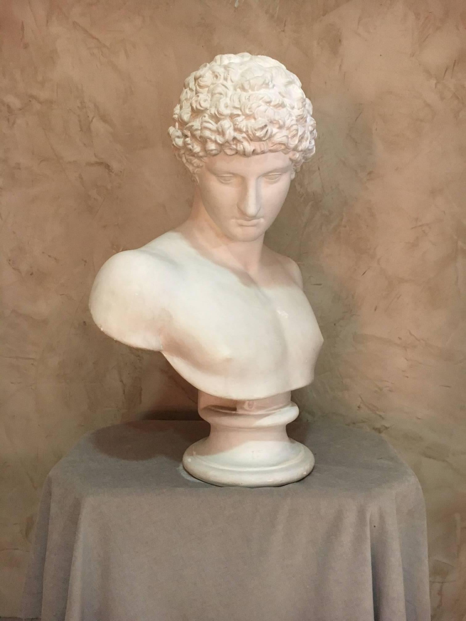 Nice Apollo men plaster bust from the 1940s. 
Good condition.