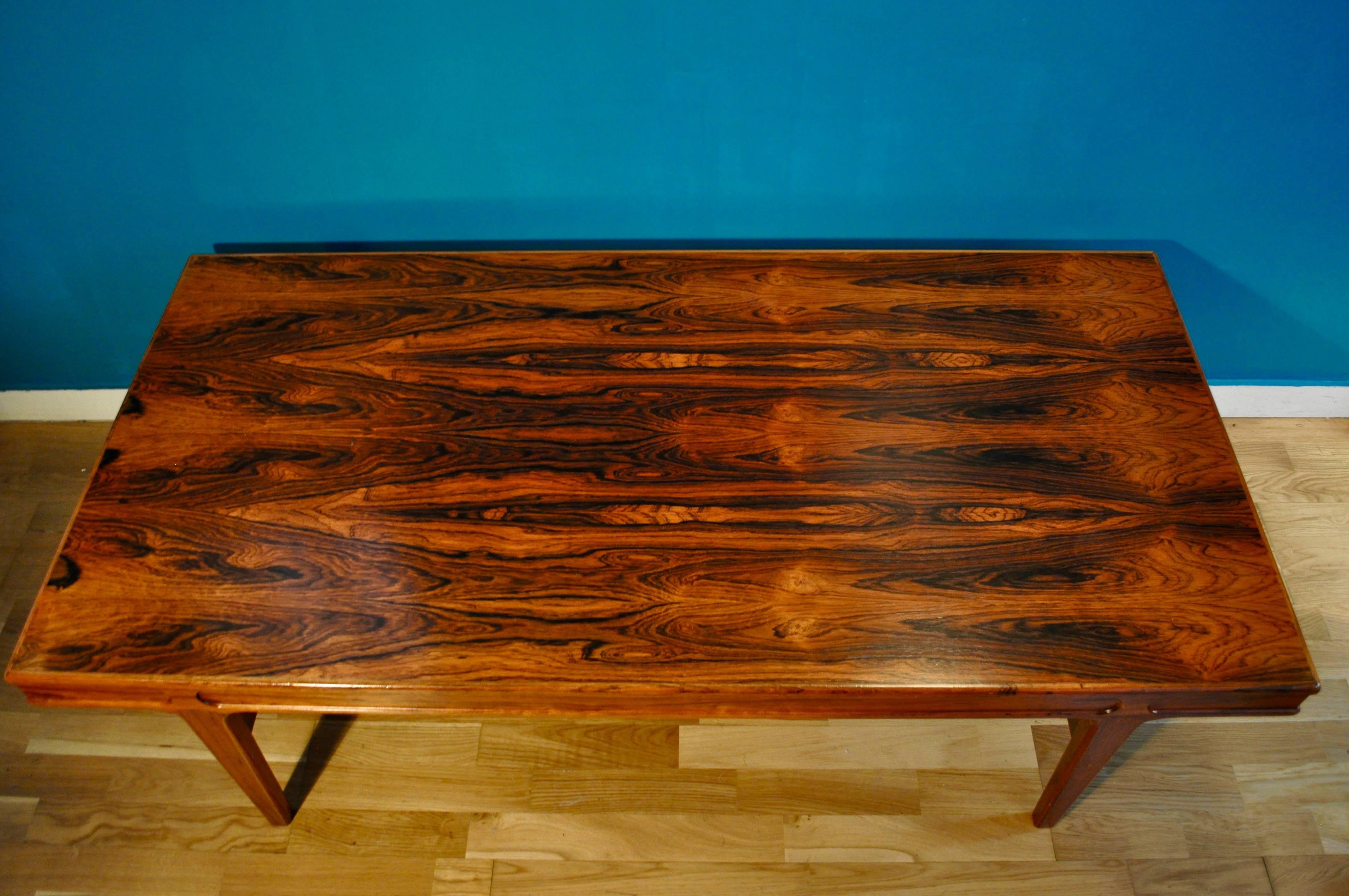 Impressive massive rosewood coffee table by Johannes Andersen, Danish designer. The table has been edited, circa 1950. The table has a hidden double black plate dissimulated in it.