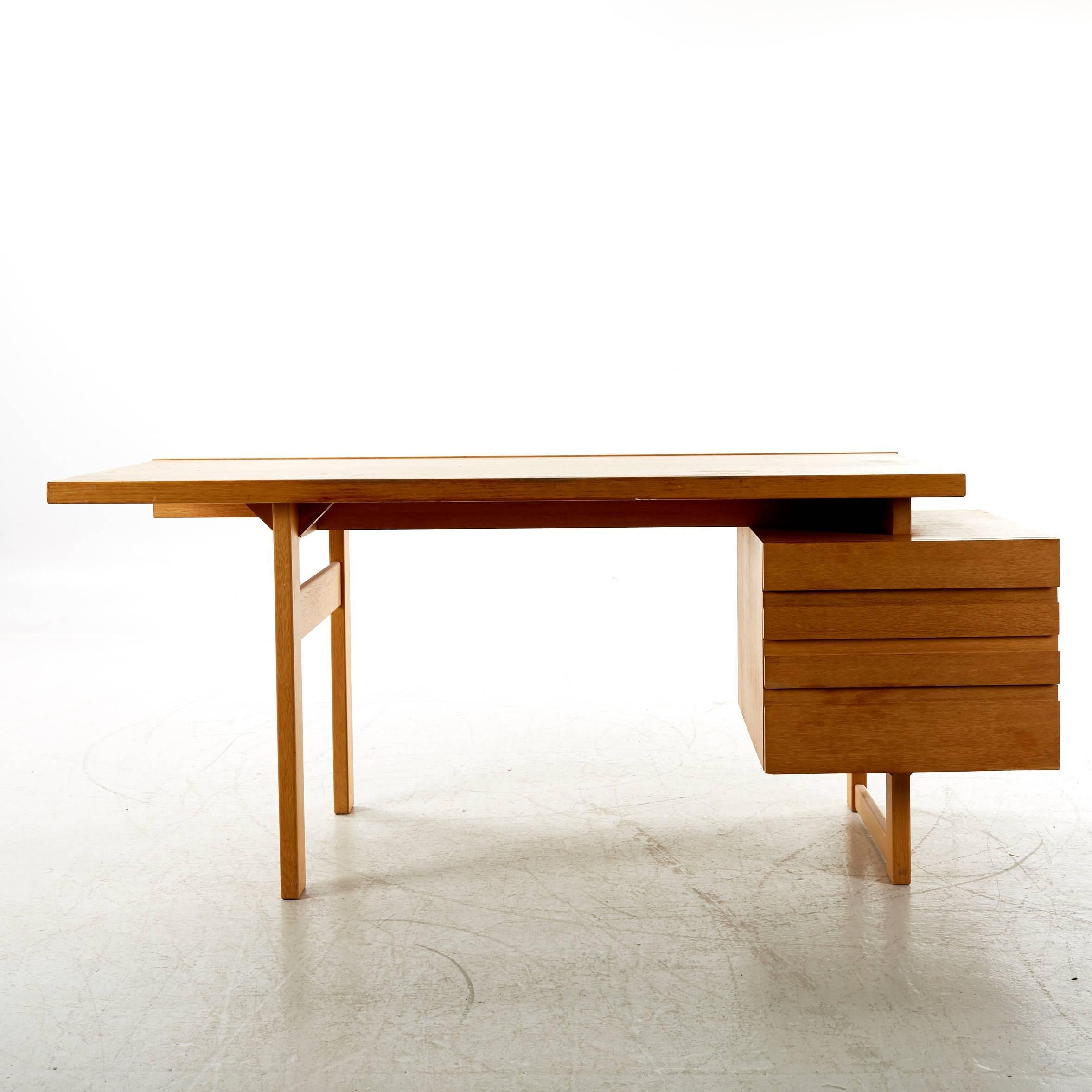 Exceptional desk board designed by Olavi Hanninen from Finland in 1950. This massive and geometrical desk mix up both tradition and modernity in one art piece.