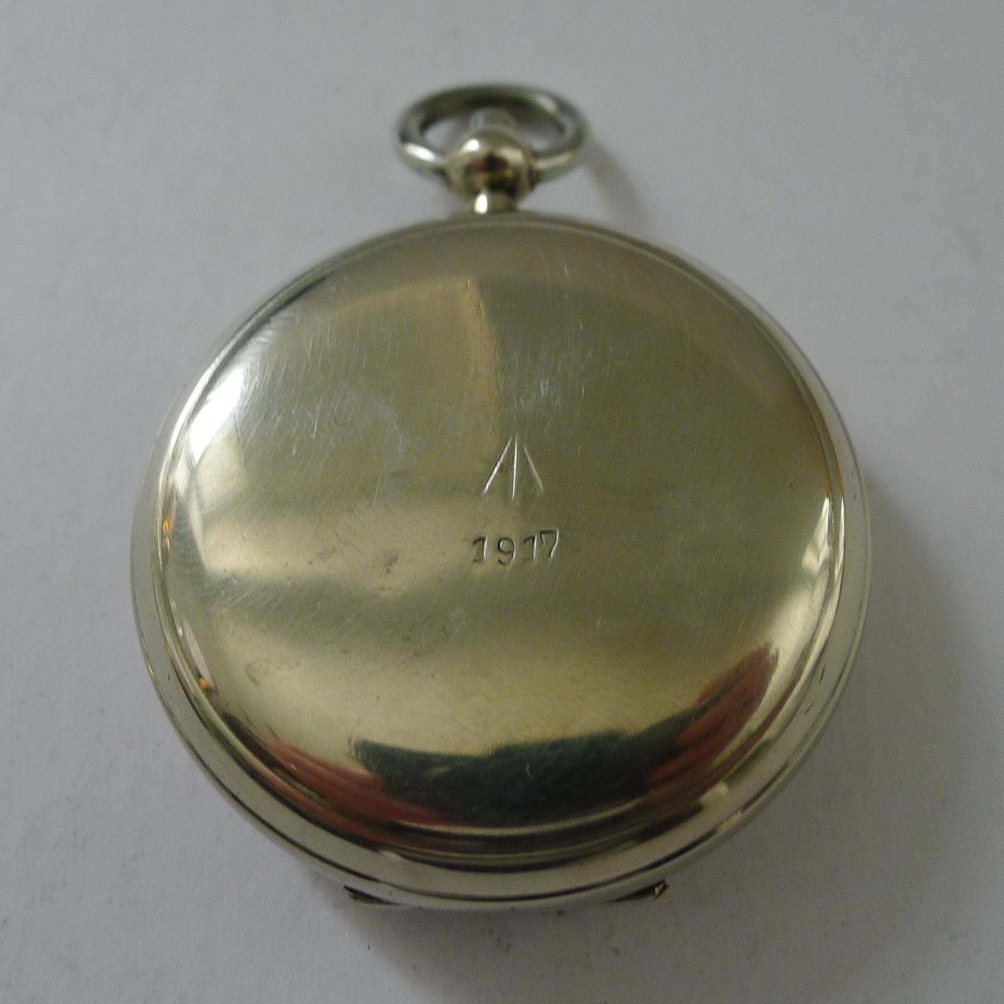 Une bonne boussole de poche militaire des officiers britanniques de la Première Guerre mondiale, nickelée, gravée sur le couvercle avec la marque de la patte d'oie du ministère de la Guerre et datée de 1917.

La boussole de poche en boîtier de