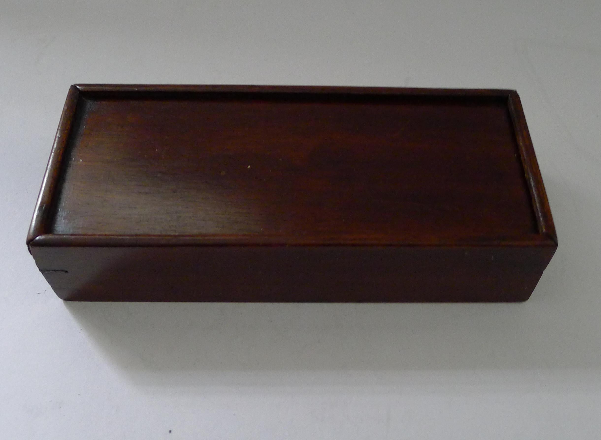 Un magnifique coffret de pions de jeu, parfaits pour les dames / le jeu de dames / le backgammon / le Triktrac.

Les pions sont en bois tourné, tous en très bon état, chacun mesurant 1 1/4