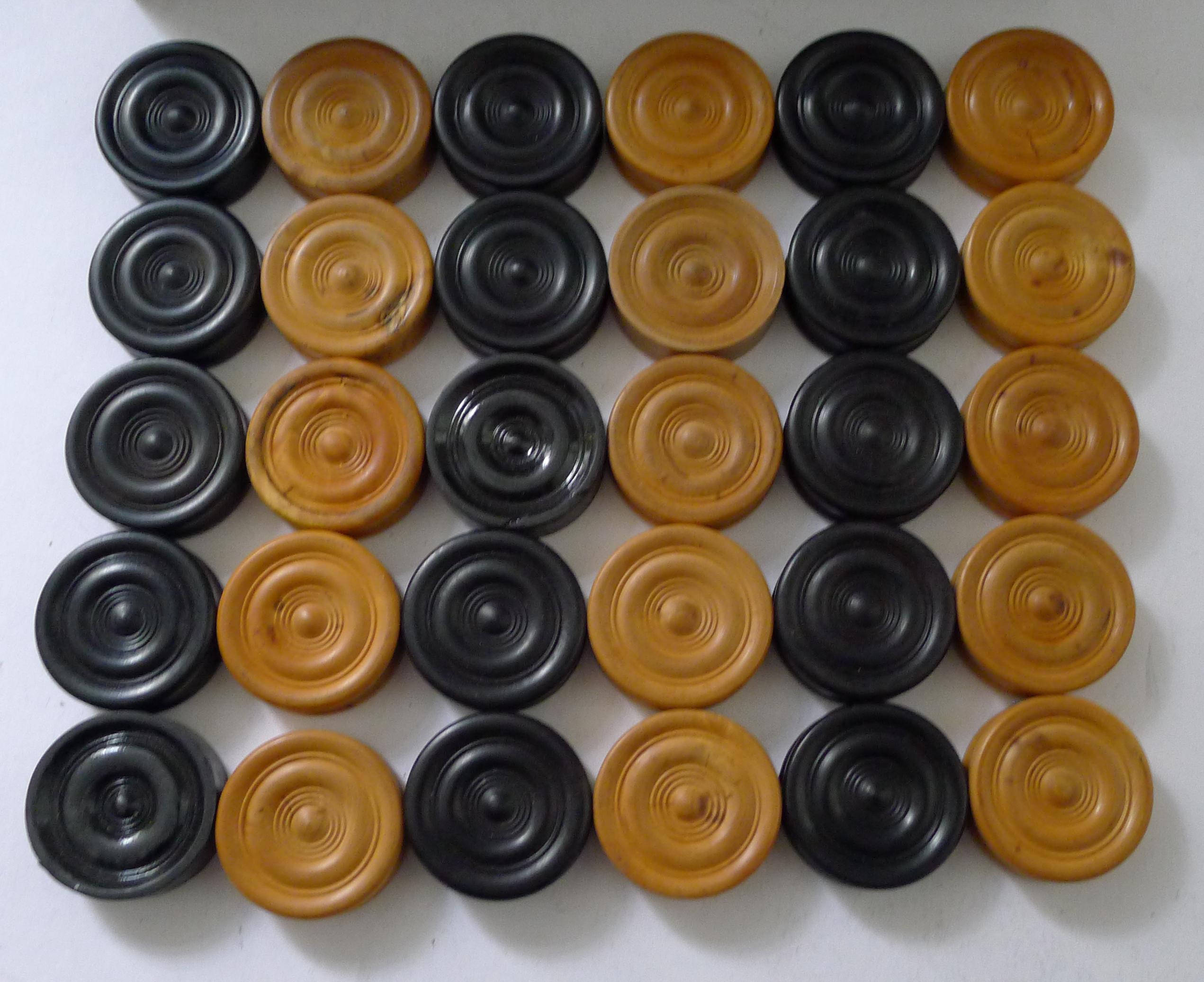 Petit ensemble de tiroirs anciens / comptoirs à carreaux / comptoirs de backgammon en vente 1