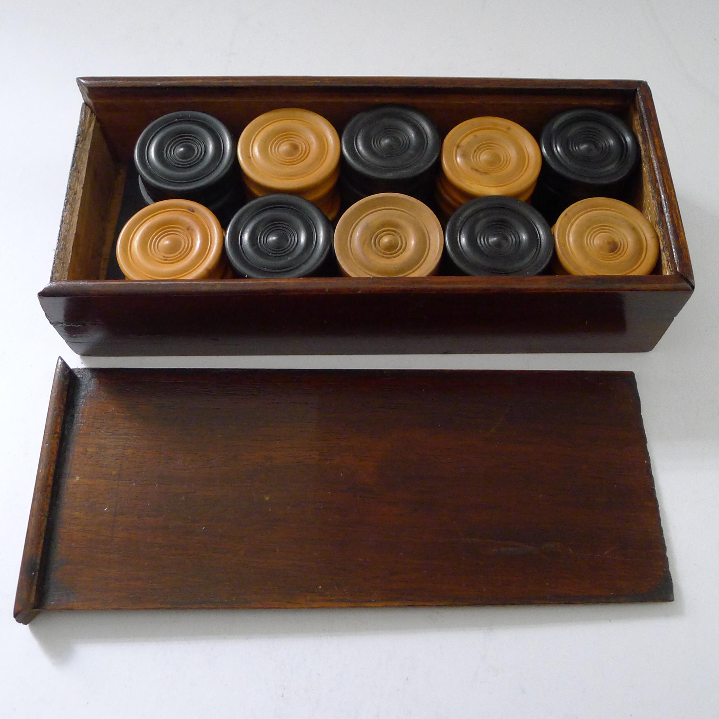Début du 20ème siècle Petit ensemble de tiroirs anciens / comptoirs à carreaux / comptoirs de backgammon en vente