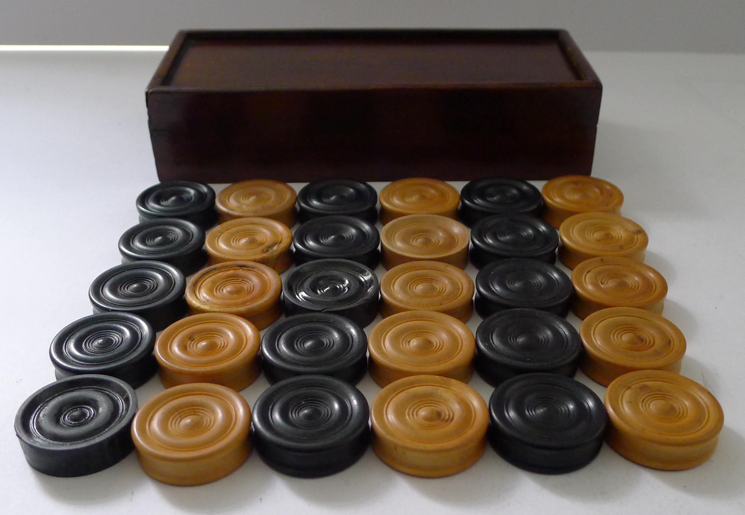 Buis Petit ensemble de tiroirs anciens / comptoirs à carreaux / comptoirs de backgammon en vente