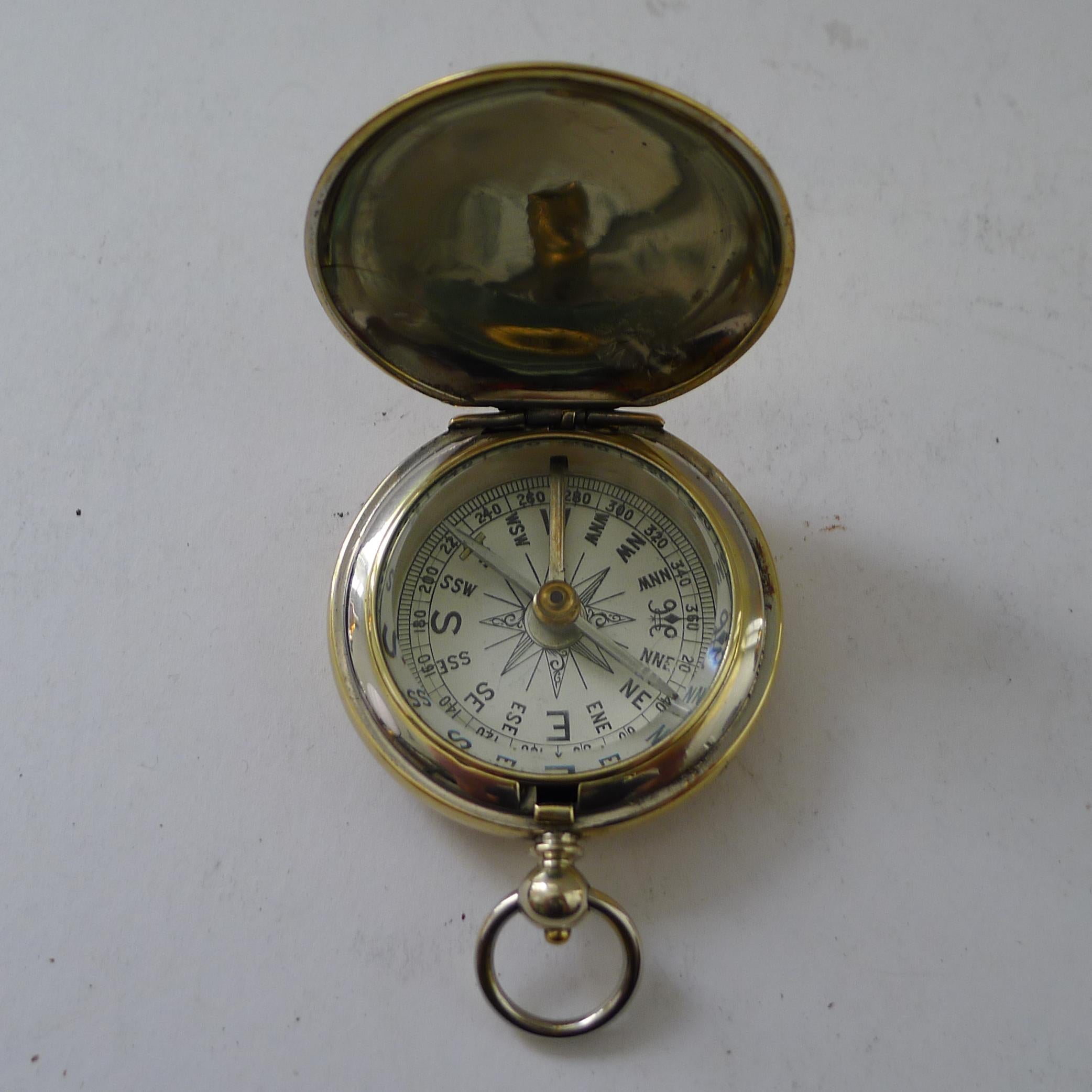 Une belle boussole à boîtier de la fin de l'époque victorienne ou de l'époque édouardienne avec un couvercle à charnière, le petit bouton sur le dessus servait à l'ouvrir, tout comme une montre à gousset de chasseur.

L'étui est en laiton et