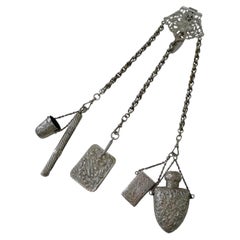 Viktorianische englische Chatelaine aus Sterlingsilber von William Comyns & Sons – 1890