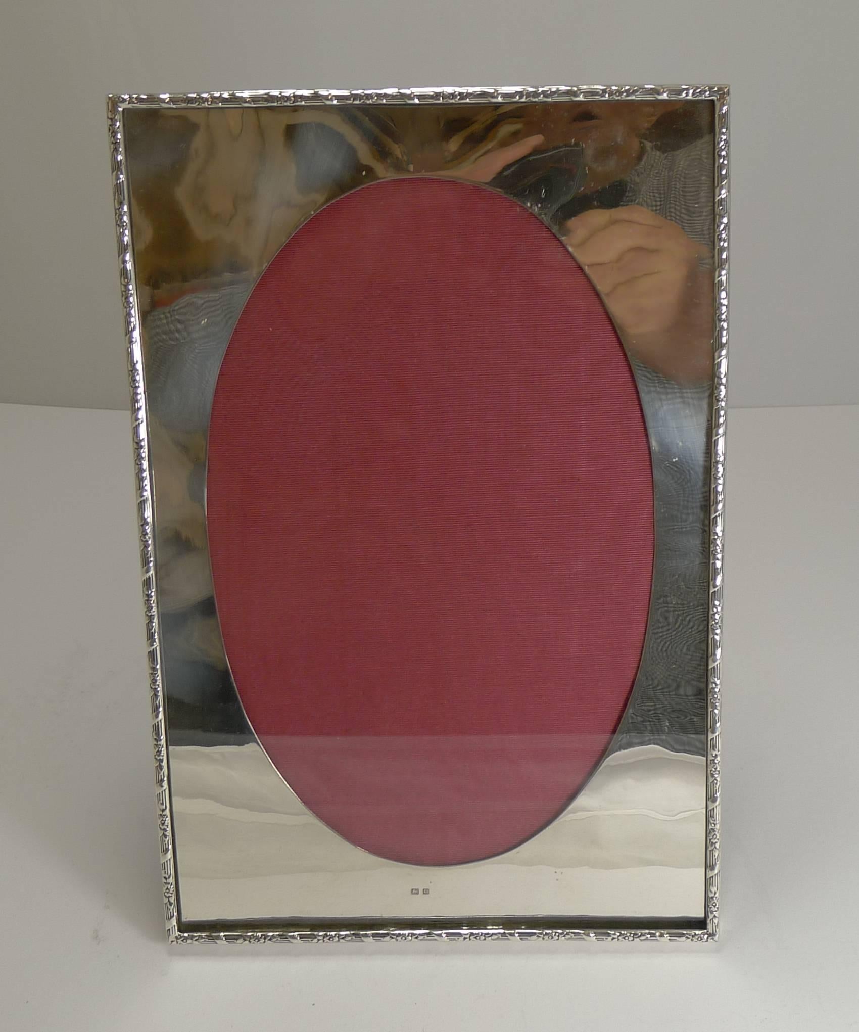 Grand Large English Sterling Silver Photograph Frame by Mappin & Webb In Excellent Condition In Bath, GB