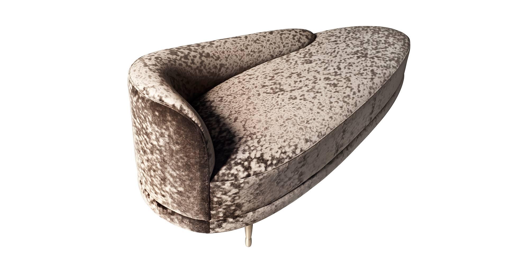 Claire Chaise von DeMuro Das mit Beinen aus massiver Bronze (Indisch) im Angebot