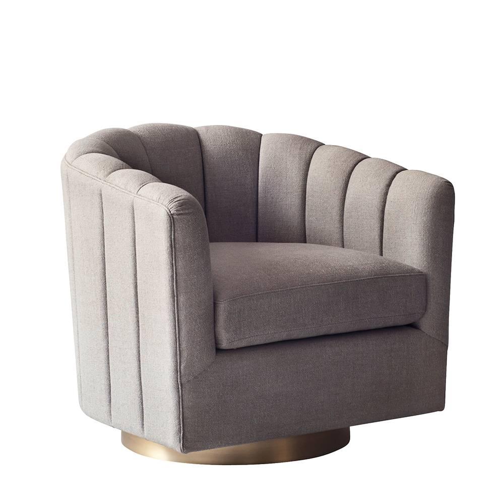 Die Deco Lounge zaubert den Glamour des namensgebenden Stils durch Kanaltufting, das die Arm- und Rückenlehnen umgibt. Der vollständig gepolsterte Sessel mit losem Sitzkissen ruht auf einem runden Metallgestell mit einem Drehmechanismus, der eine