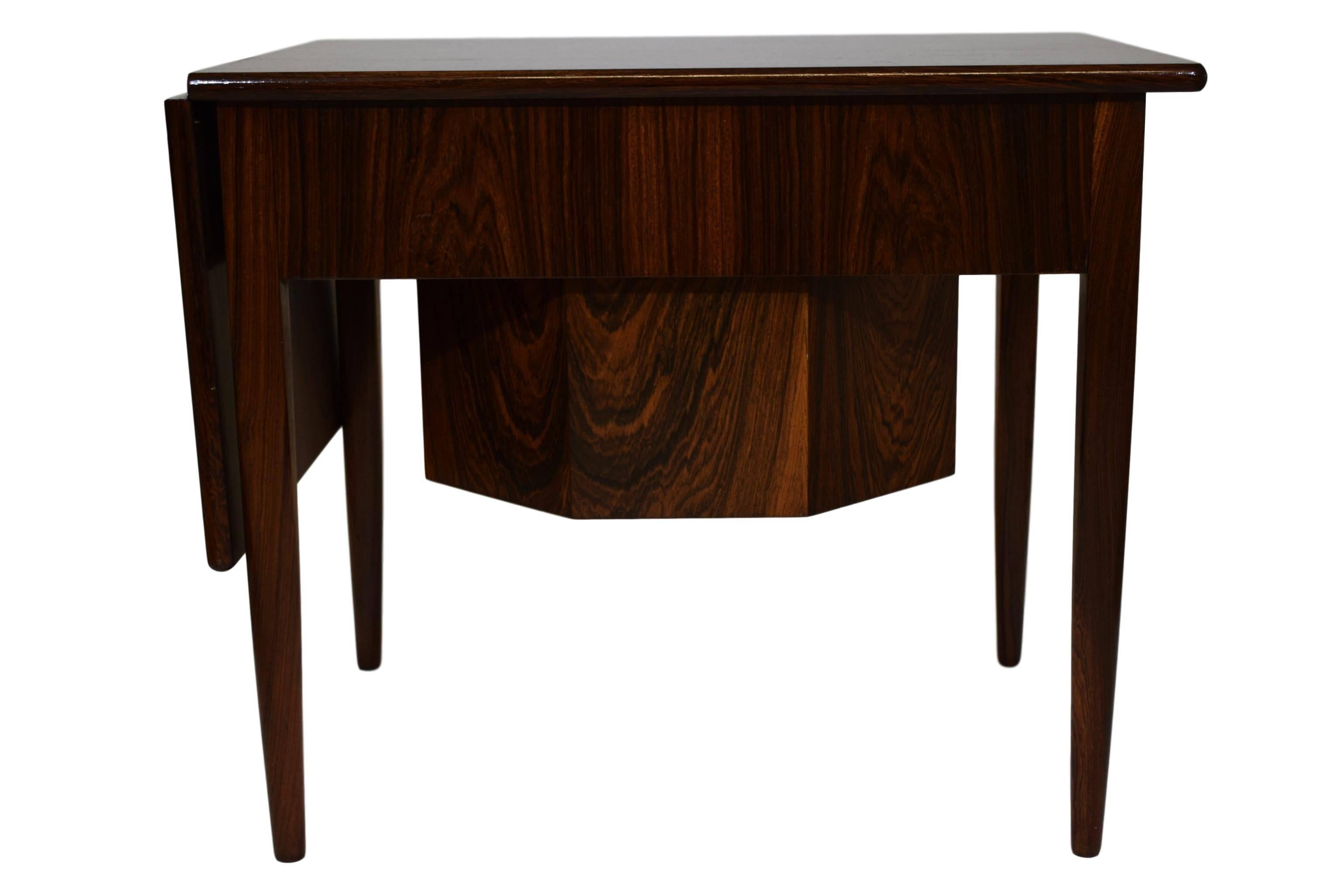 Danish Midcentury Sewing Table with Drop-Leaf by Johannes Andersen, Rosewood In Good Condition For Sale In Denmark, DK