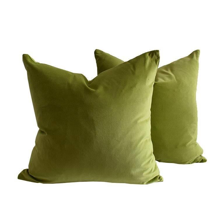 Paire de coffrets d'oreillers en velours vert chartreuse à bords coupés en vente