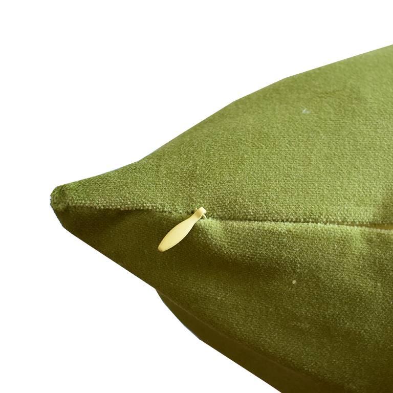 Classique américain Paire de coffrets d'oreillers en velours vert chartreuse à bords coupés en vente