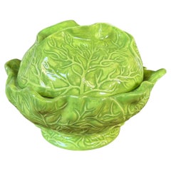 Große Hollywood Regency-Servierschale aus grüner Keramik mit Deckel aus Cabbage Ware