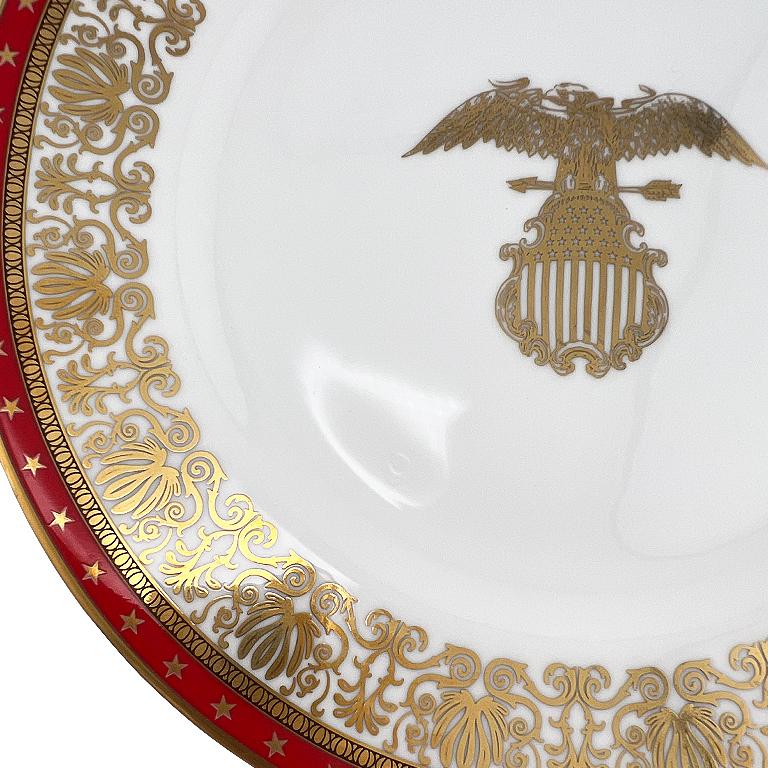 Mélange remarquable d'histoire, de design et de luxe, cette collection Tiffany & Co. La plaque de l'aigle du Congrès célèbre le 118e Congrès des États-Unis. Conçue aux États-Unis et fabriquée en Angleterre, cette assiette en porcelaine commémore