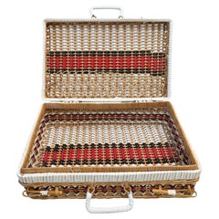 Cesta de picnic vintage de mimbre de bambú con tejido a rayas rojas, negras y blancas