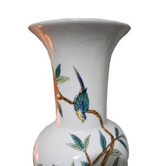 Vase chinois en porcelaine émaillée polychrome représentant des oiseaux floraux, milieu du 20e siècle