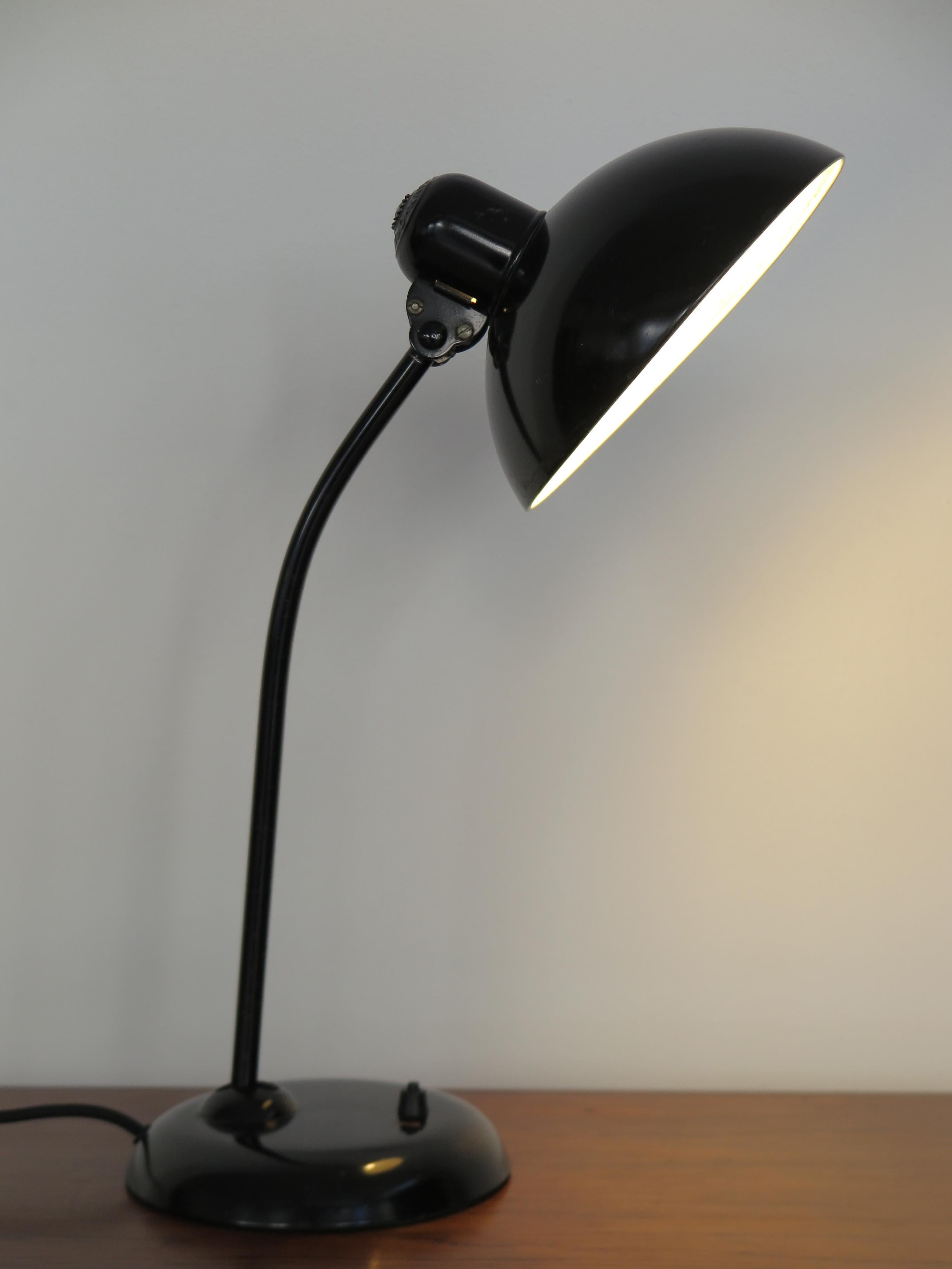 Bauhaus-Schreibtischlampe aus Metall, entworfen von dem Künstler Christian Dell und hergestellt von Kaiser Idell mit eingraviertem Logo, Deutschland um 1930

Bitte beachten Sie, dass die Lampe original aus der Zeit ist und diese normale Alters- und