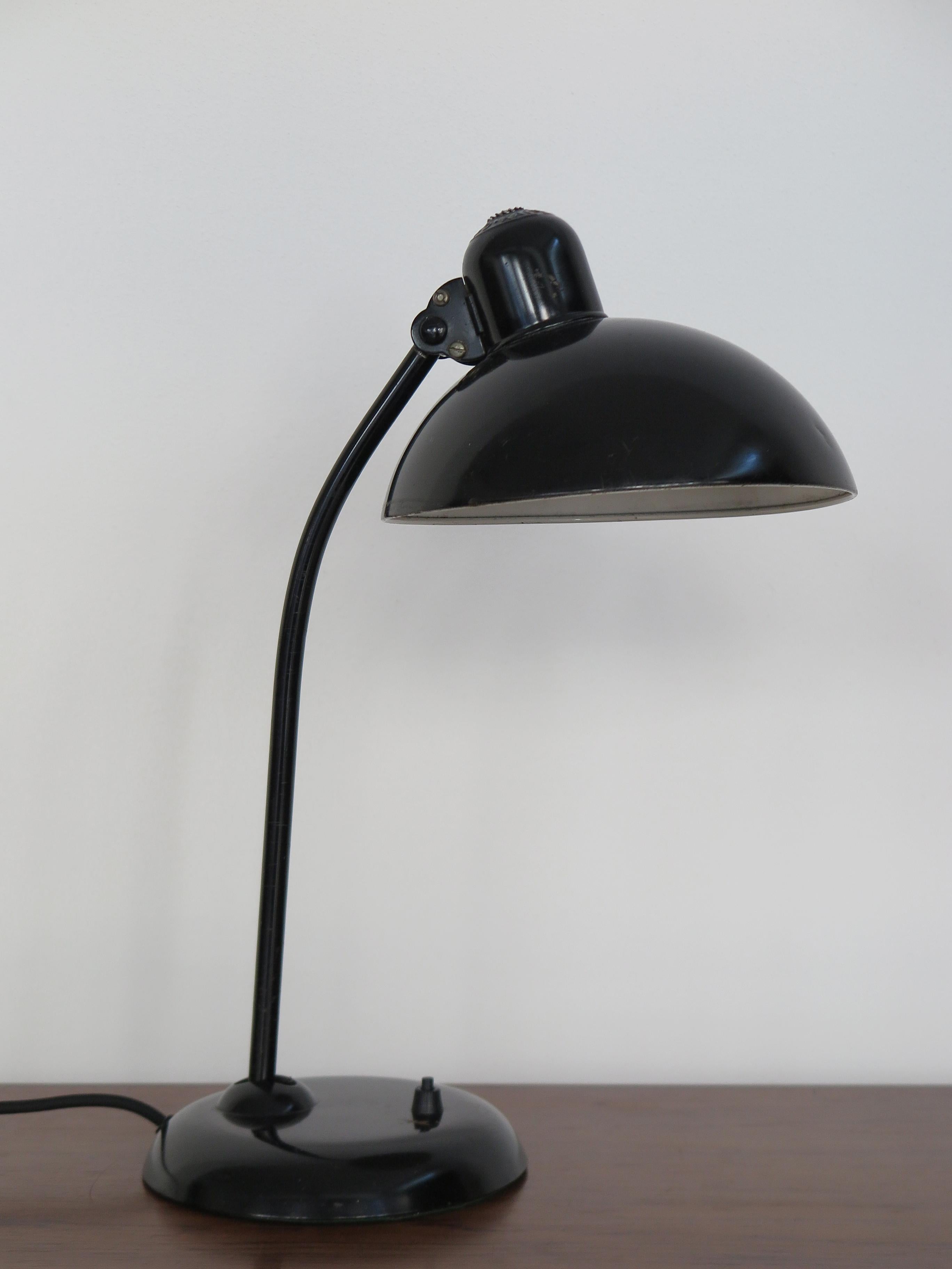 Christian Dell Bauhaus Kaiser Idell Schwarz Metall Schreibtischlampe Deutschland 1930s im Zustand „Gut“ im Angebot in Reggio Emilia, IT