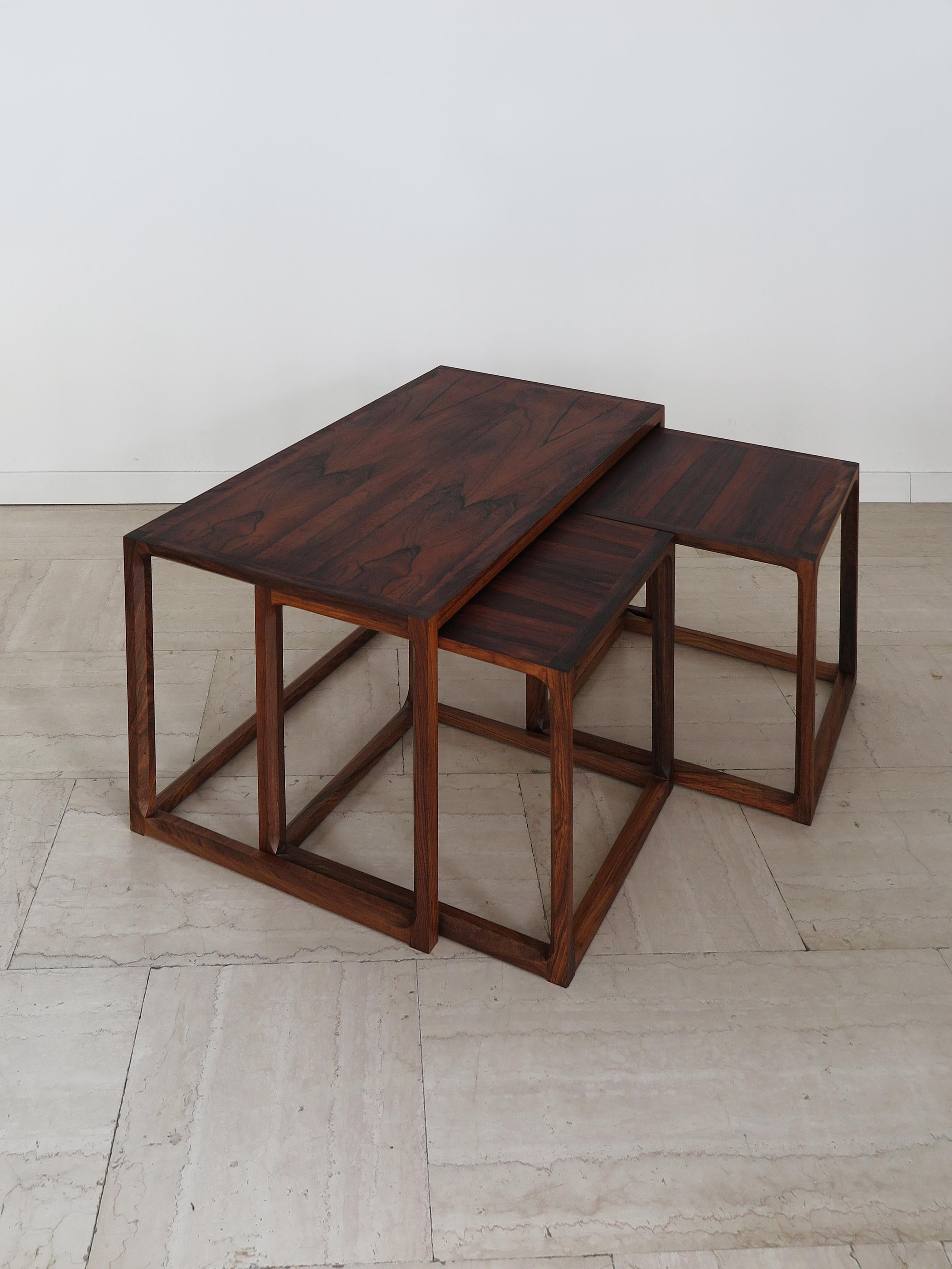 Scandinavian mid-century modern design dark wood nesting tables, set of three ,designed by kai Kristiansen and produced by Aksel Kjesgaard (attributed) with frame in solid wood, production Denmark 1960s 

Please note that the set is original of the