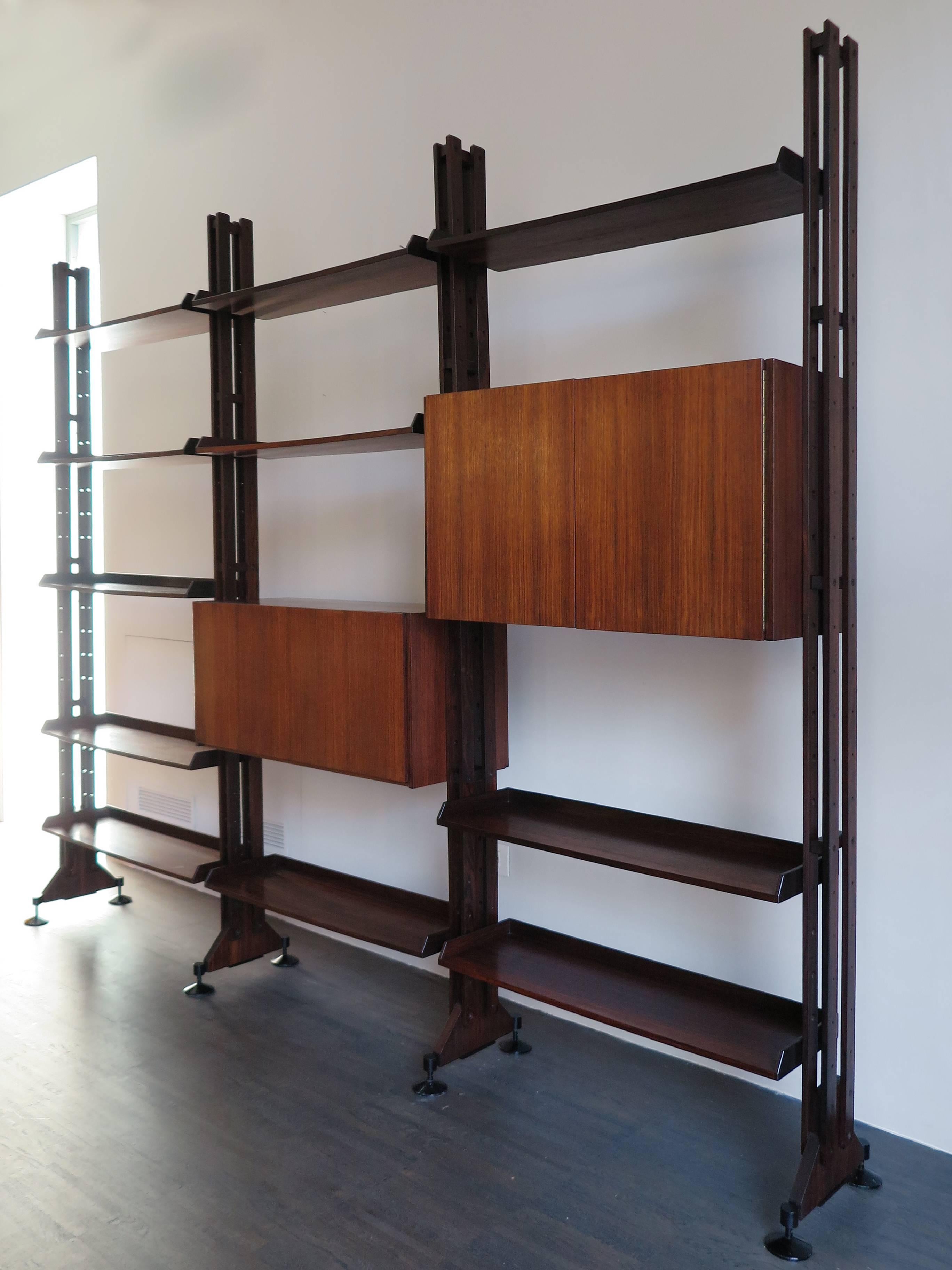 Very rare Italian rosewood bookcase model LB10 designed by Franco Albini and manufactured by Poggi in 1958, Mid-Century Modern design.
Library shelves, adjustable.
Uprights, containers and shelves made of rosewood, foot made of metal.
Museum of