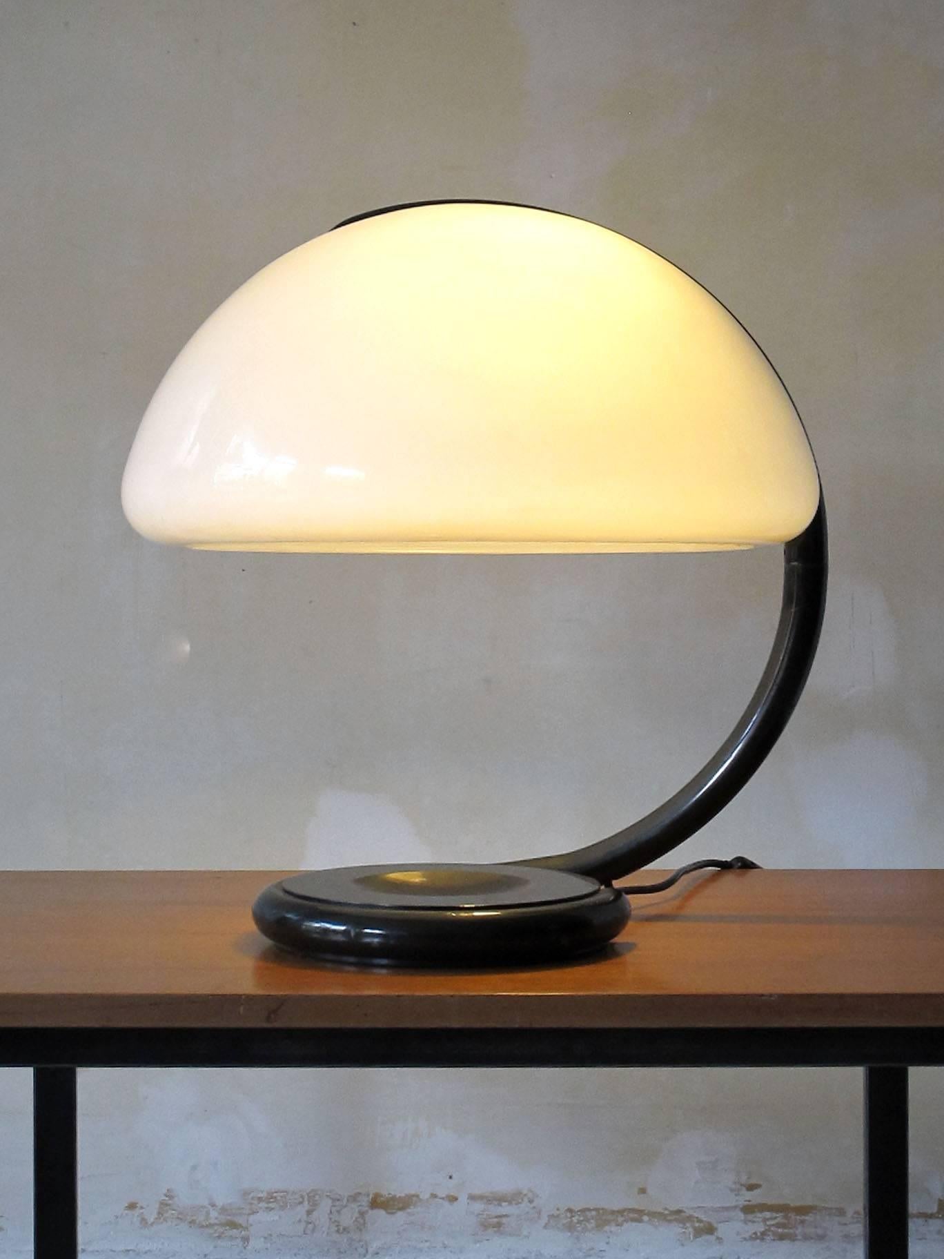 Italian table lamp model Serpente designed by Elio Martinelli and produced by Martinelli Luce Italy in 1965, with adjustable plastic diffuser and metal base.