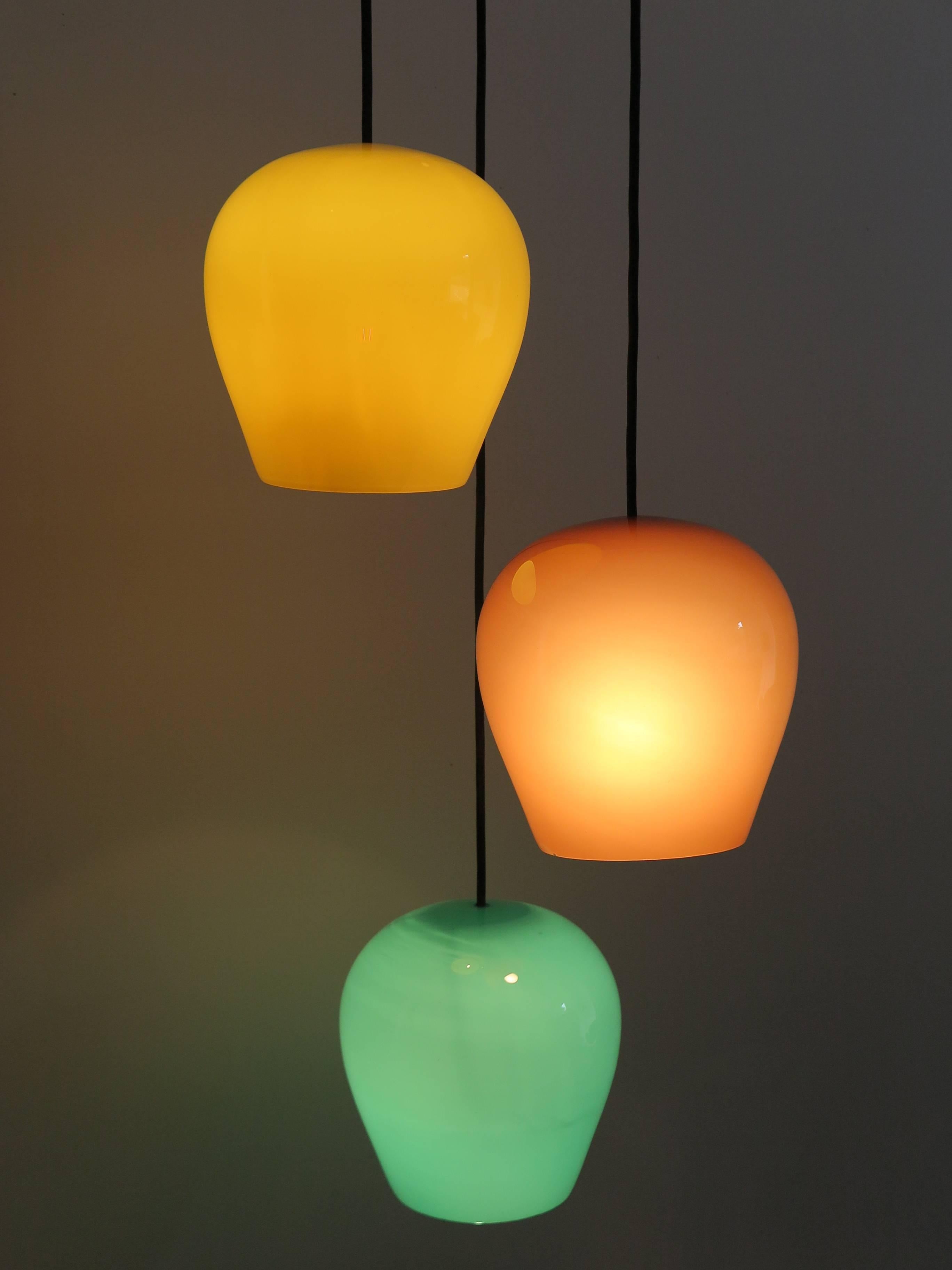 Italian Mid-Century Modern pendant lamp designed by Massimo Vignelli for Venini Murano with colored glass and polished brass, circa 1955. All original, electrical parts, all vintage, working.
Measure: Diffuser colored glass diameter 24 cm.
 