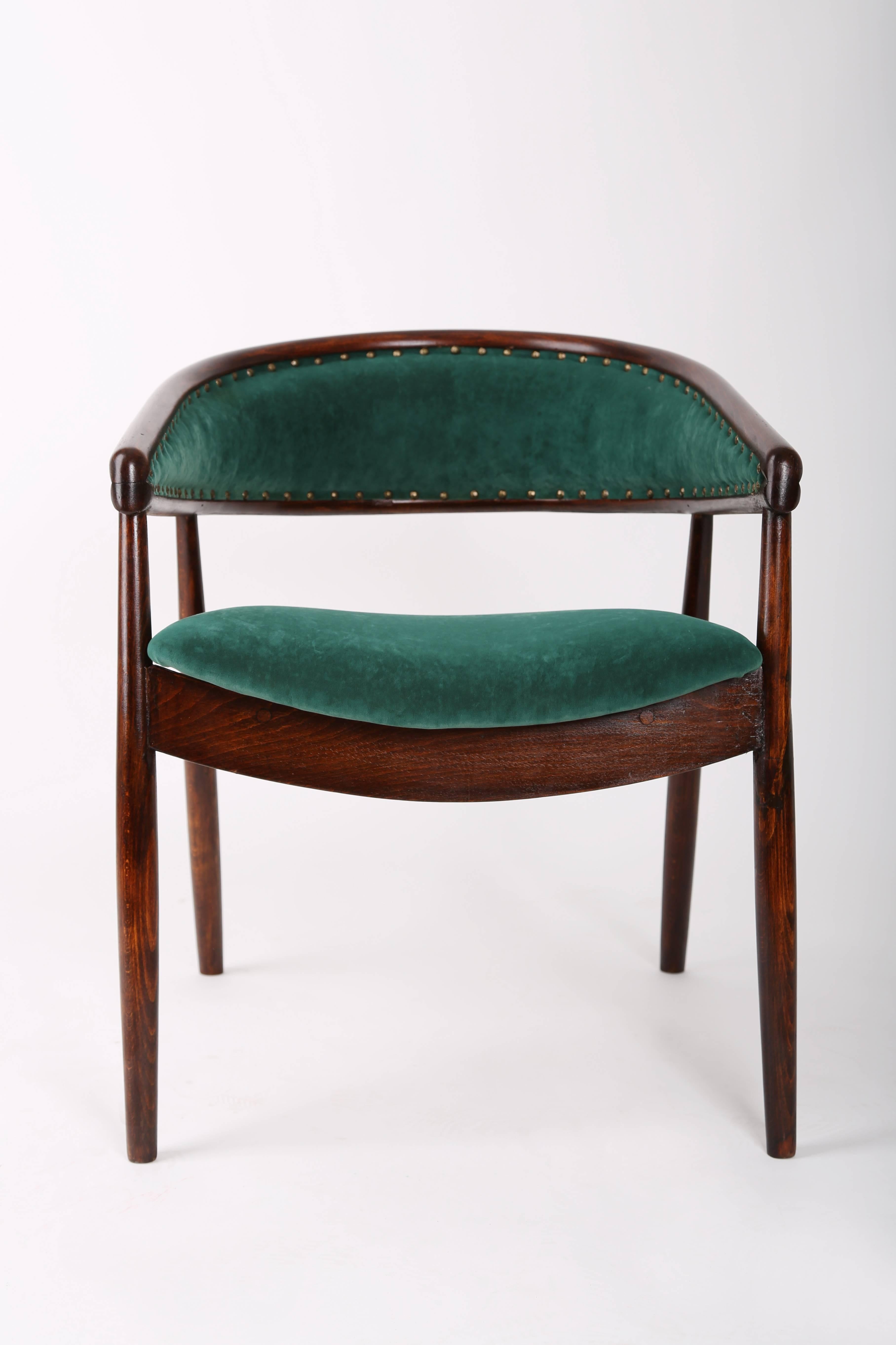 Ein superbequemer Sessel, hergestellt in den 1960er Jahren in Polen. Der Sessel aus Bugholz wurde in Radomsko hergestellt. Sehr komfortabel und schön. Perfekt für minimalistische Innenräume. Der Sessel ist nach dem Schreinern und Polstern renoviert.