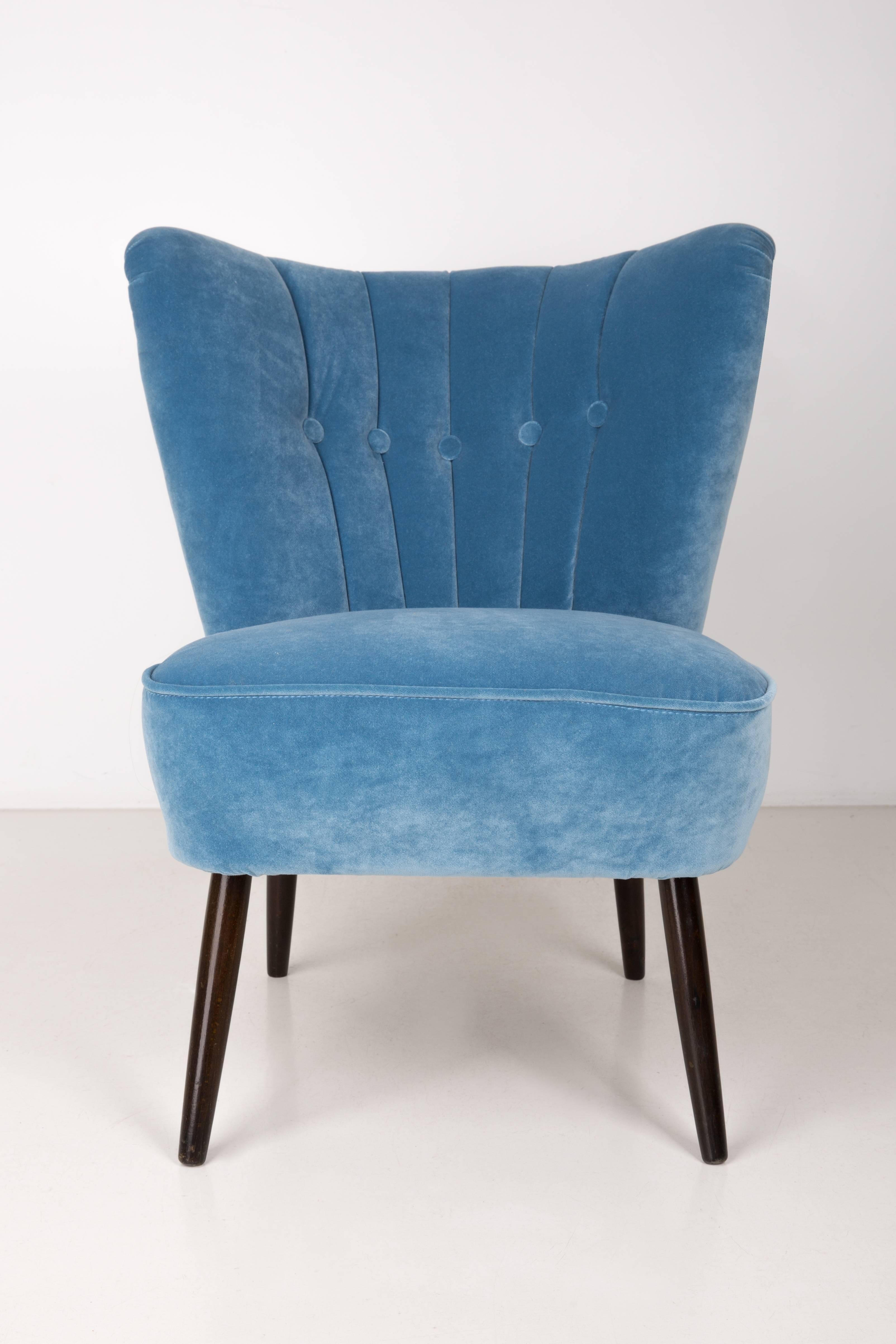 Springy, very comfortable and stabile club seat. Founded in the 1960s at the Karl Lindner factory in Germany. The whole armchair is covered with high-quality velour. The armchair is after a complete upholstery and carpentry renovation.