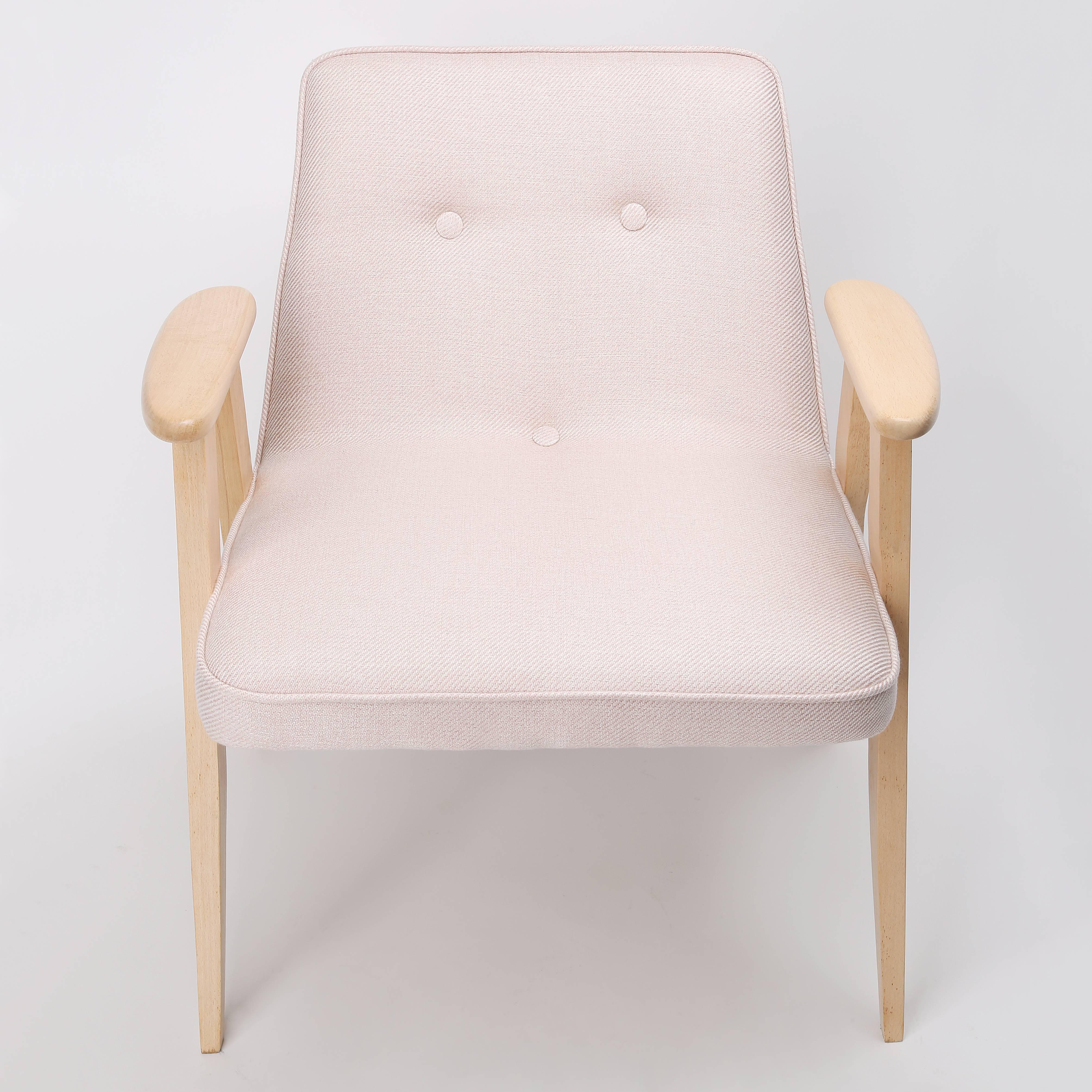 The 366 armchair is an icon of the Polish design of the PRL period.

The famous armchair was designed in 1962 by the Polish interior designer and furniture designer Jozef Marian Chierowski. Produced in the Lower Silesian Furniture Factory in