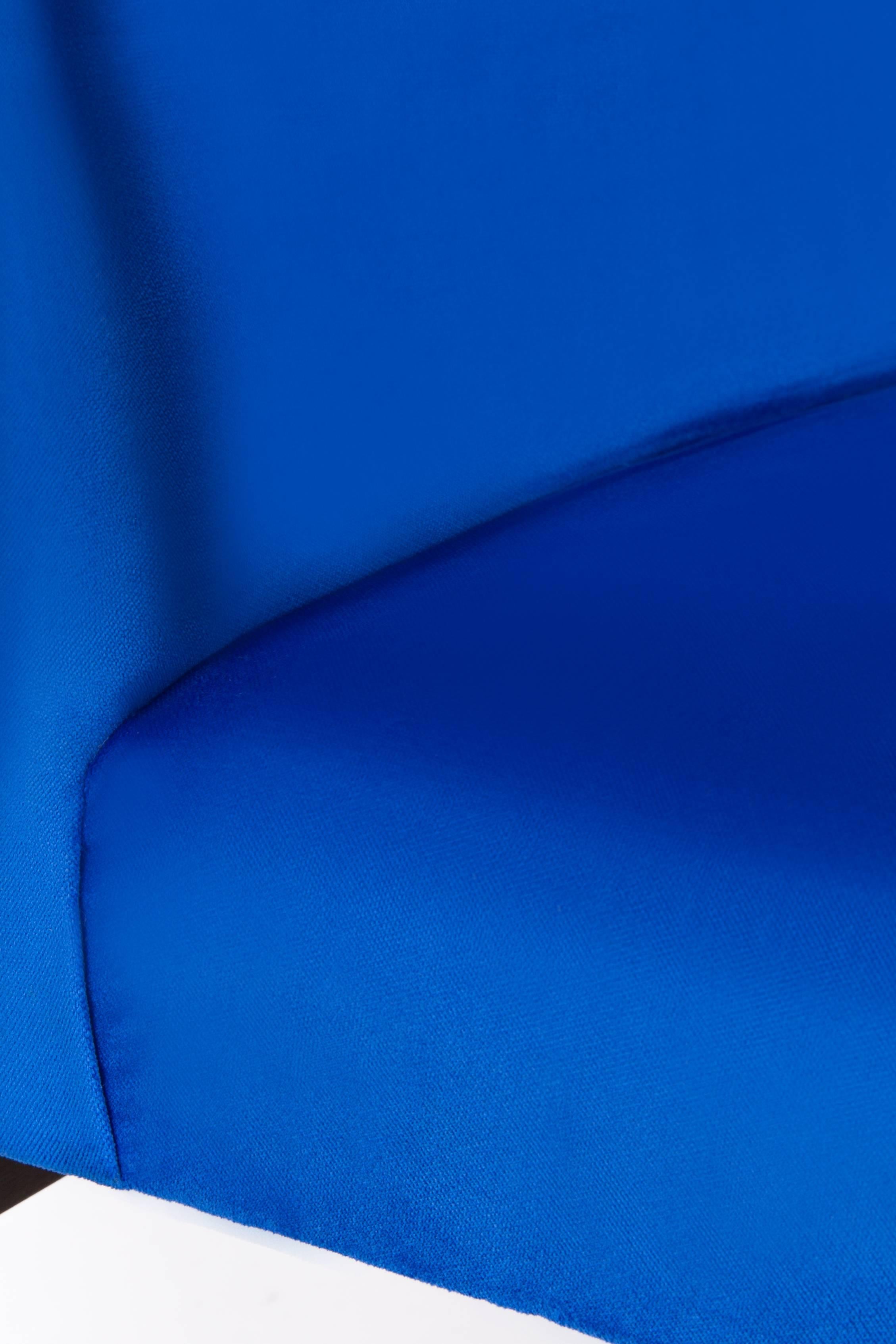 Fauteuil polonais fabriqué dans les années 1960. Bois de hêtre. Haute qualité en velours bleu royal profond. Tout après une rénovation complète. 