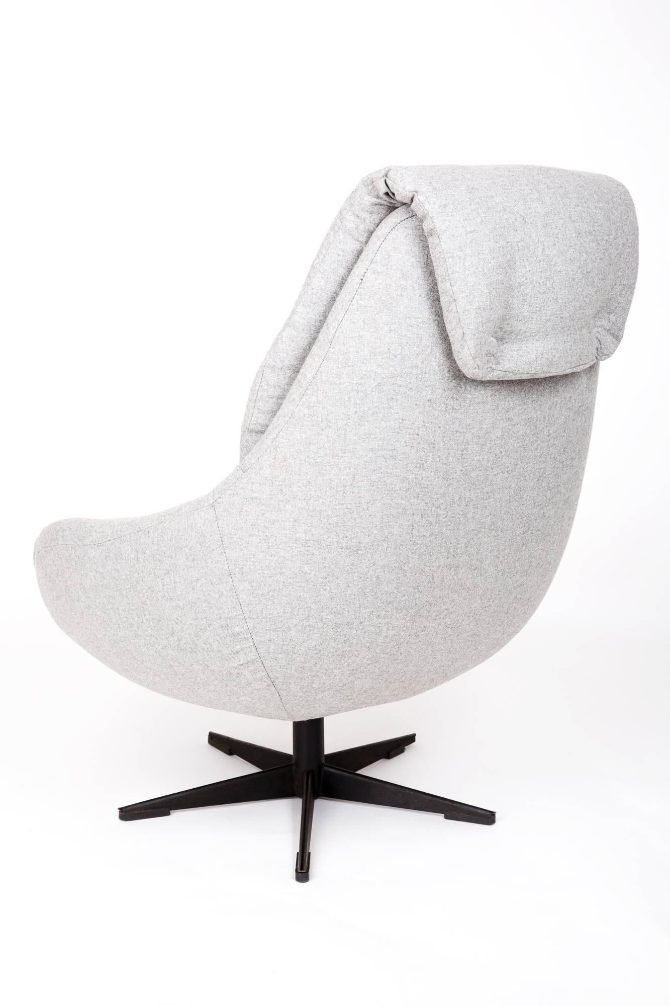 20th Century Vintage Gray Swivel Armchair, 1960s In Excellent Condition For Sale In 05-080 Hornowek, PL